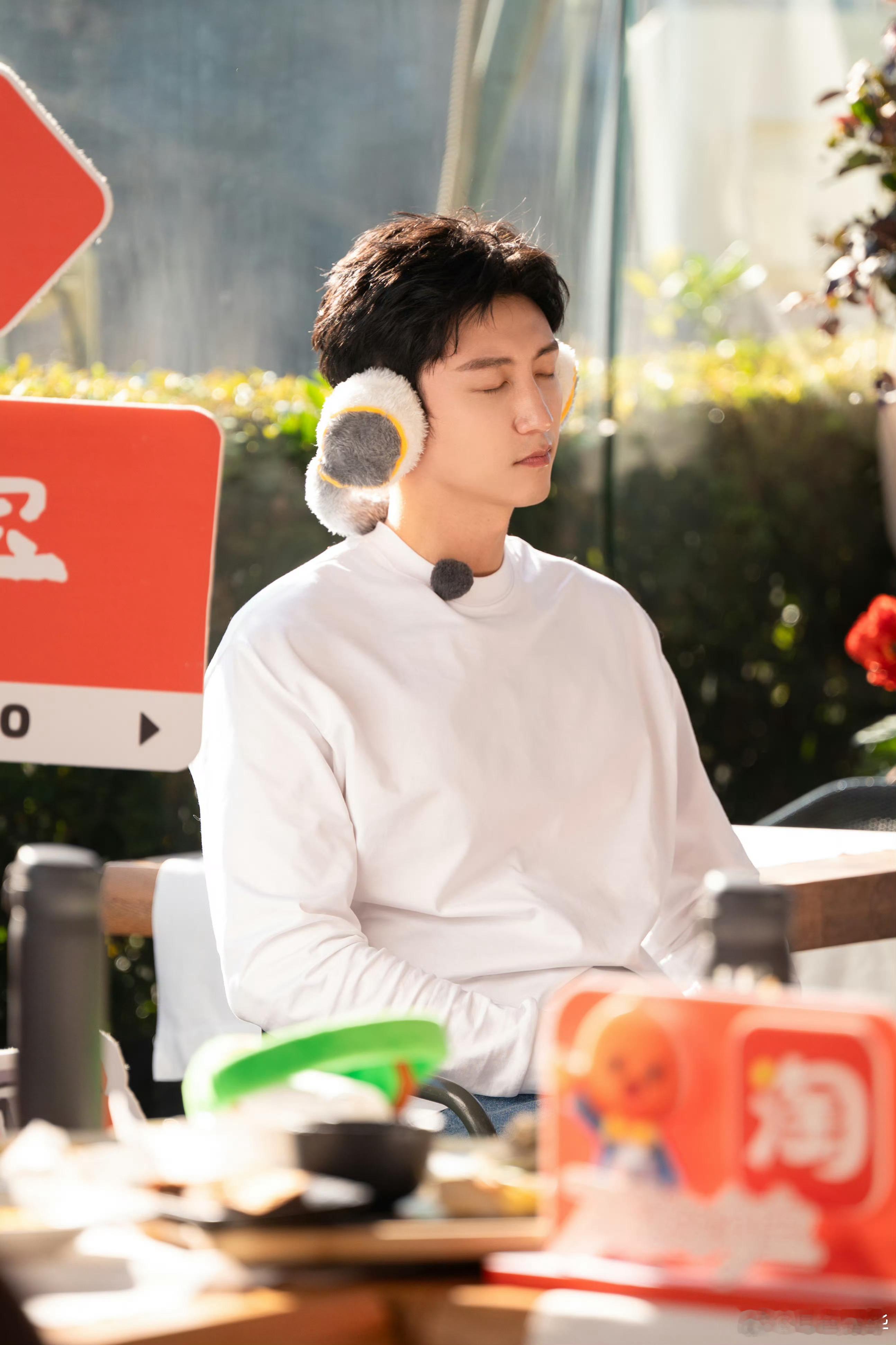 这个小鲸鱼护耳好可爱，而且这期黄景瑜好漂亮！！！好像骄阳下镀金边的雪！冰冰凉凉，