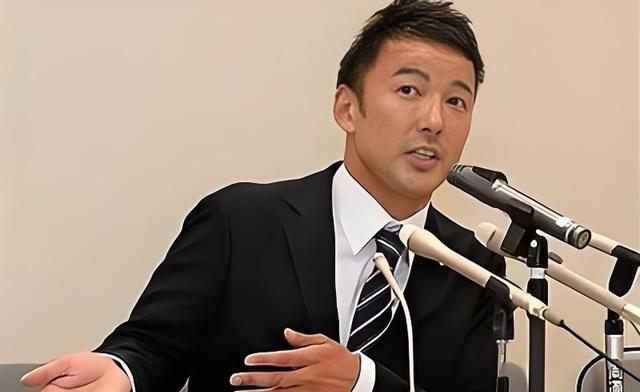 日本国会，山本太郎举起一张巨幅图纸，上面密密麻麻全是红色弧线，从中国直指日本全境