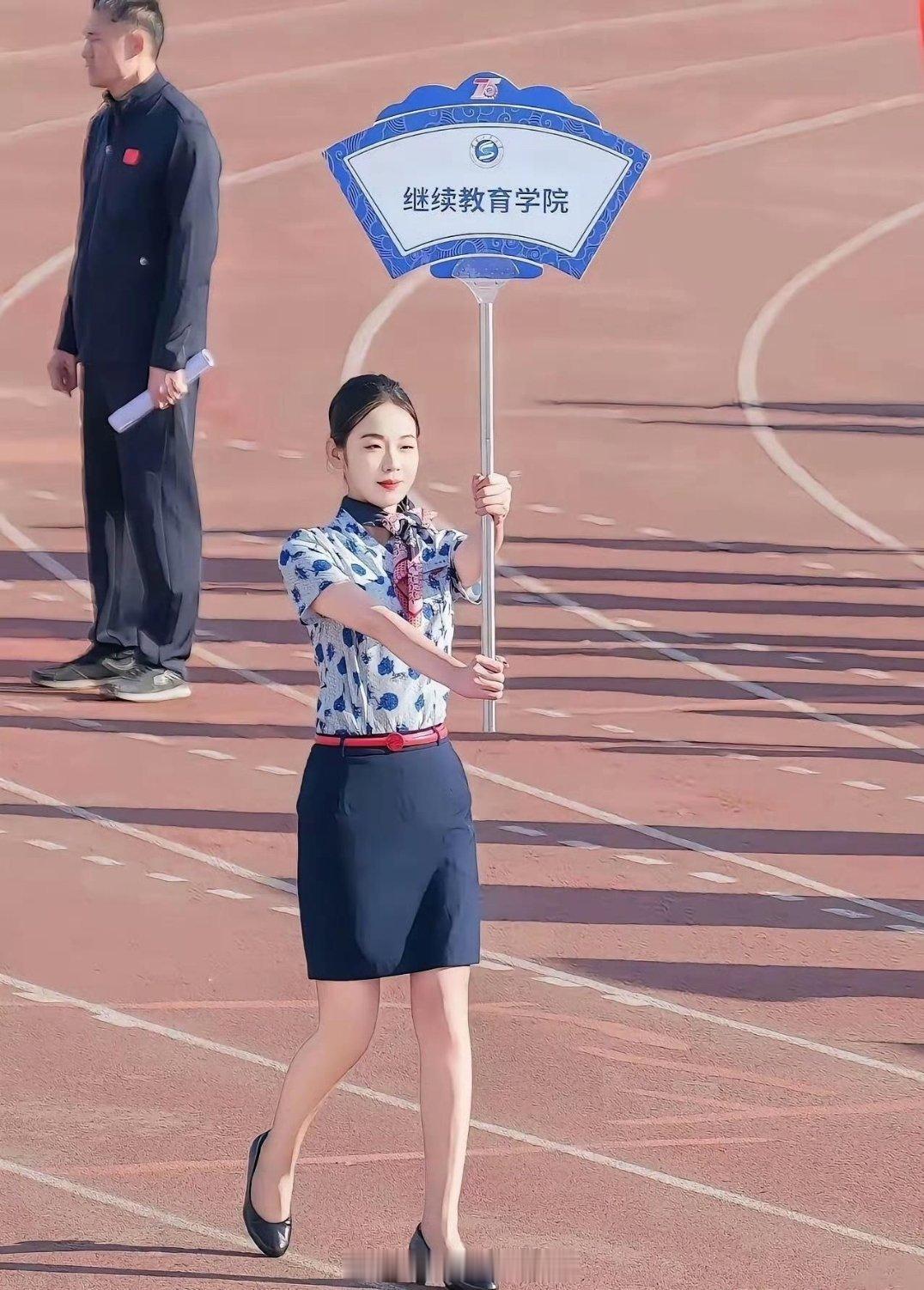 左边和右边两个女生，你更喜欢谁? 