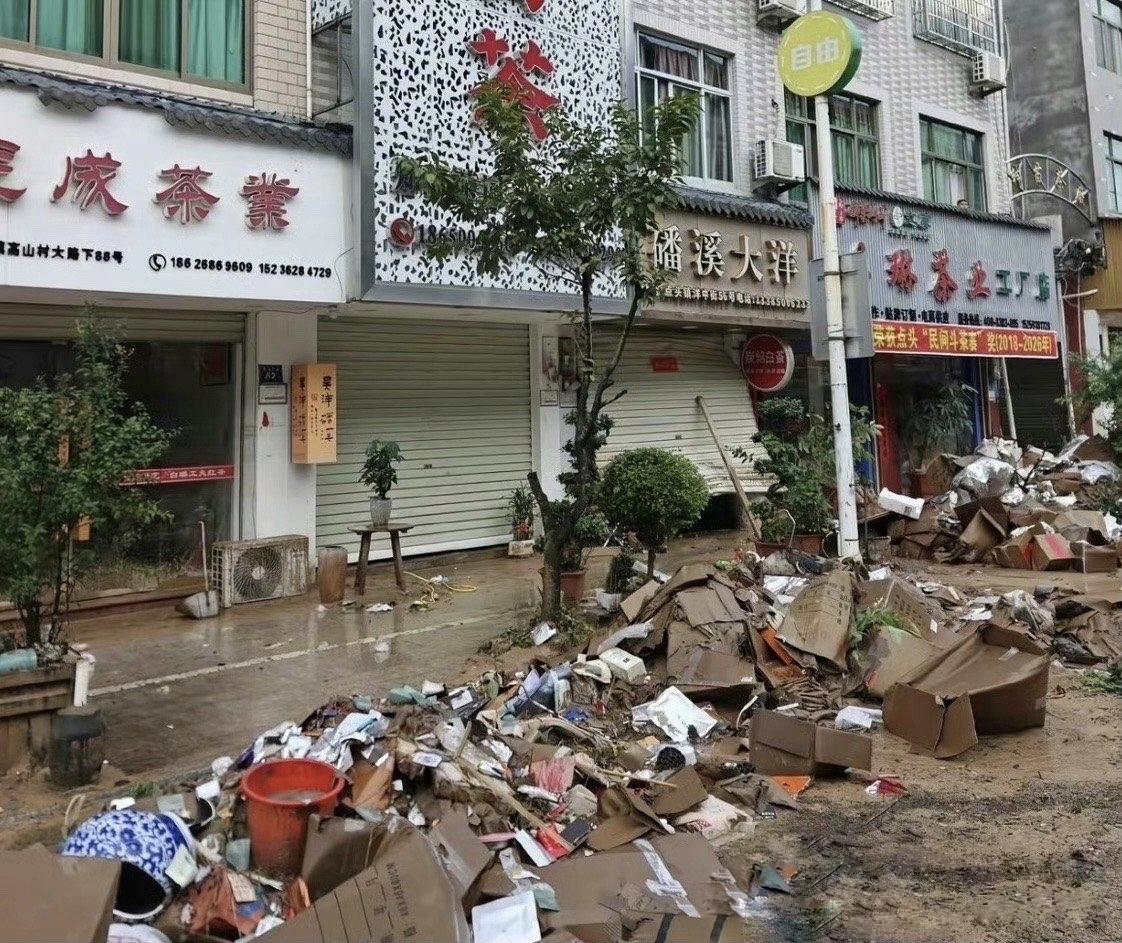 福鼎点头镇昨天集中销毁了近10吨泡水白茶，价值200万。后续每天都烧。
同行最关