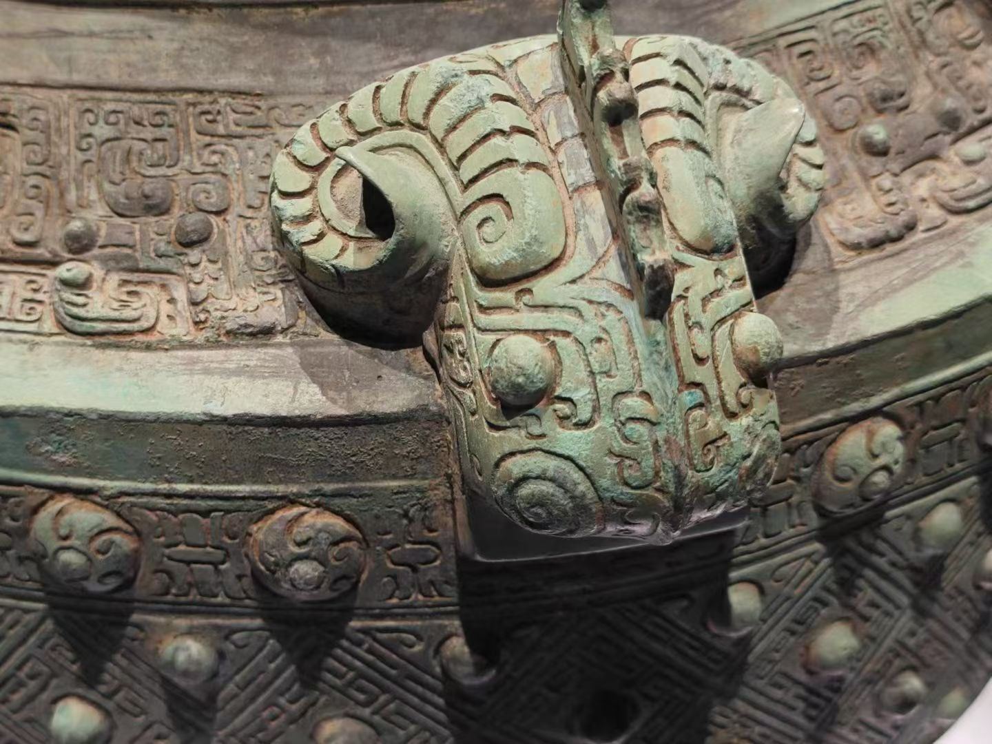 码字者之间的嫉妒是不讲亲情的。这几天丫头写了几万字我啥也写不出来刚才丫头说她卡文