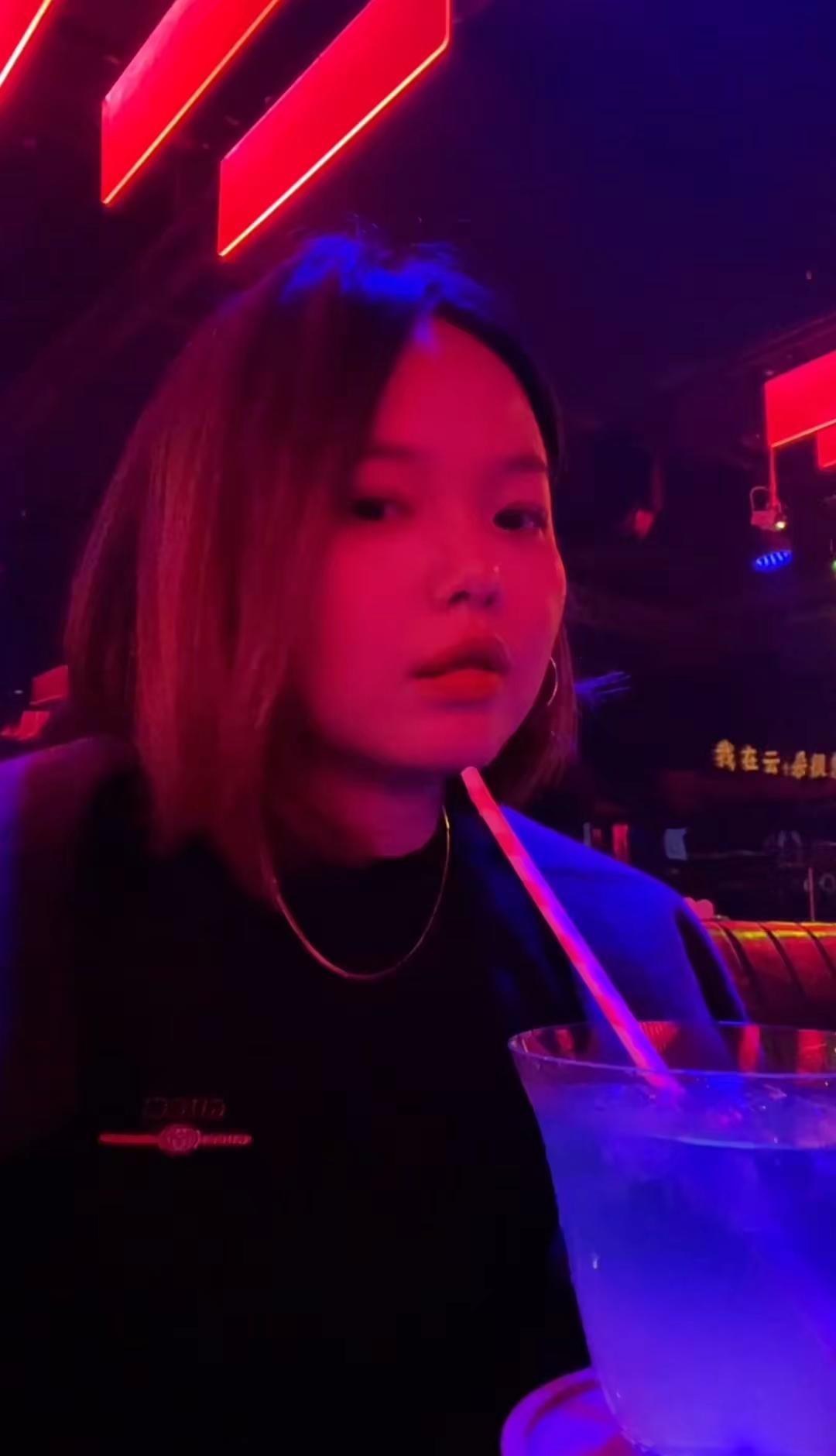 酒杯里盛的不是酒，是自在。