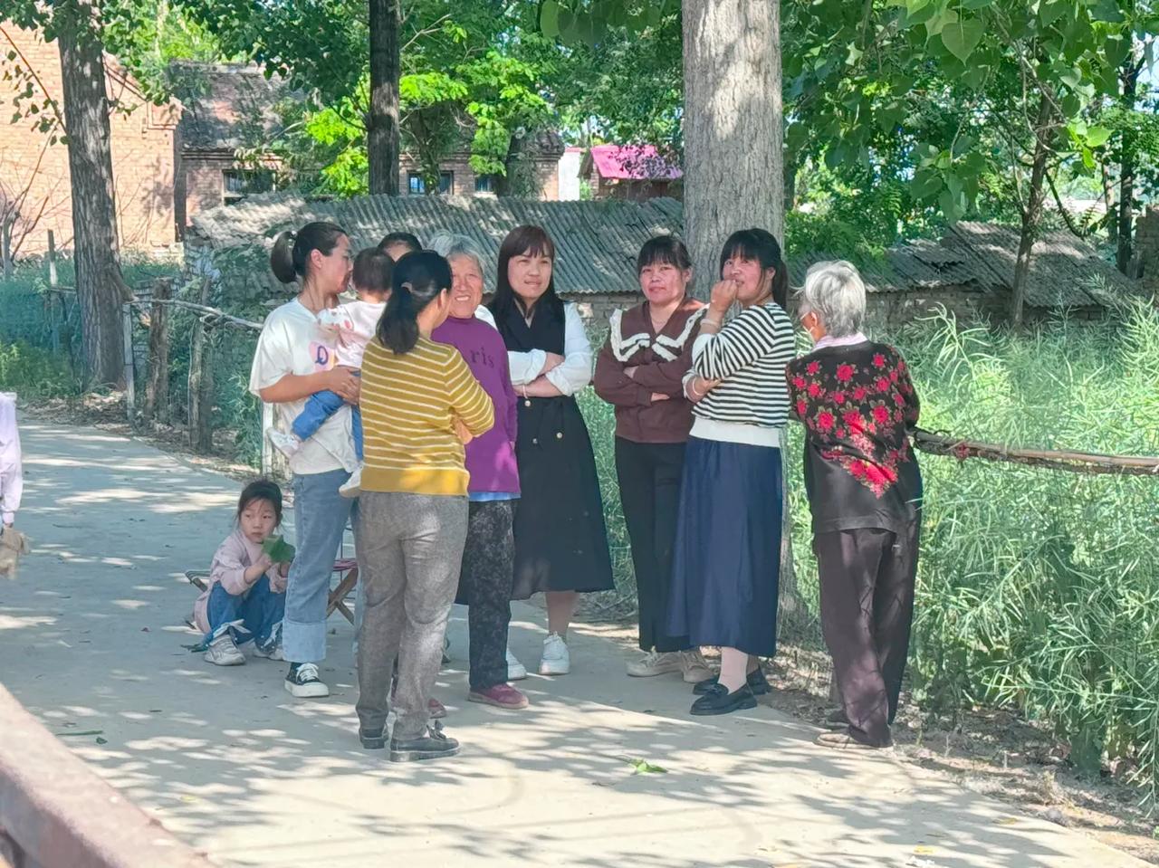 兄弟们，听说这个路口，狗过去都得被说两句？小孙路过这里就激动的满地想拉屎，已经在