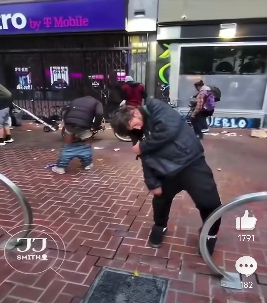 美国街头吸毒者众多如丧尸聚集看着还有那么点意思，这不是风靡了很多年的丧尸舞嘛
