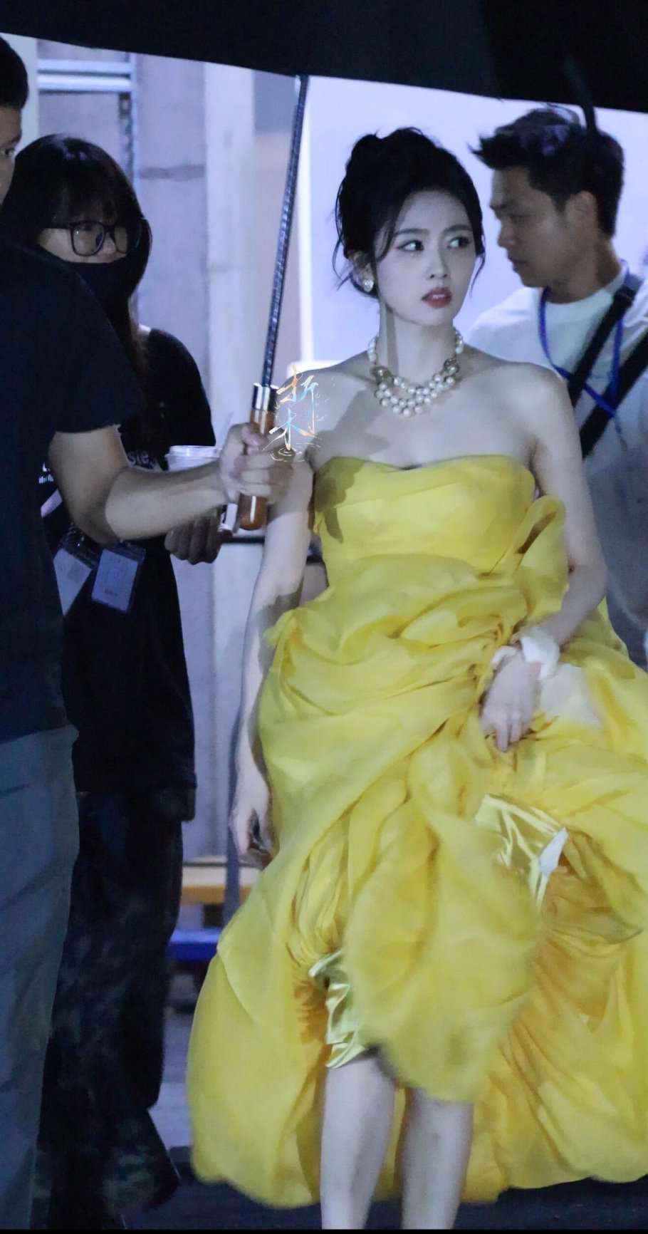 白鹿珍珠项链公主裙开到荼蘼到底是什么剧情，王韵娜打扮这么美要去干嘛呀[期待][期