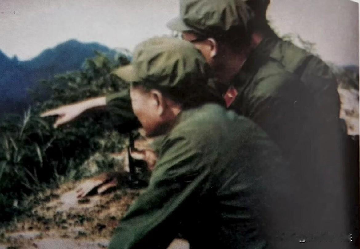 1985年，时任某集团军军长的郭锡章（左一）在老山前线阵地上。郭锡章将军在任职期