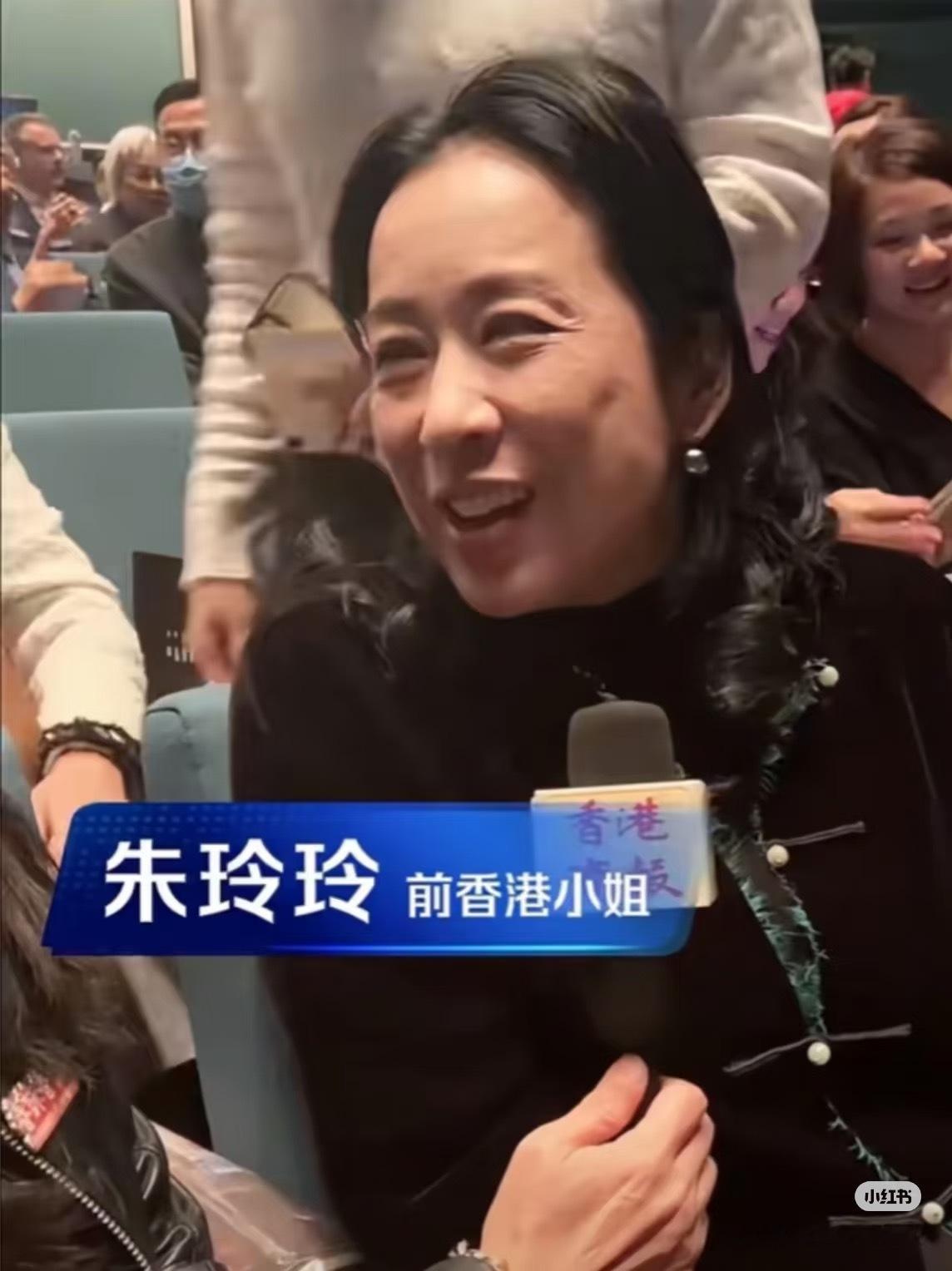 郭晶晶2004年的婚礼非常低调，那个时候澳白还没这么火，郭晶晶婚纱和敬酒礼服都戴