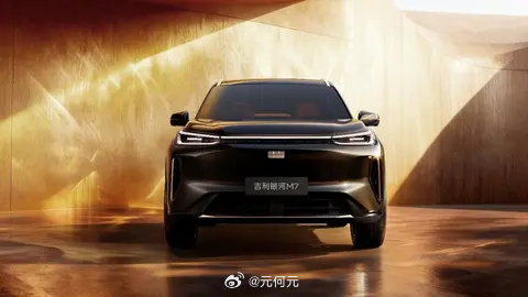 吉利银河 M7 技术首秀。这款 M 系列首款主流电混 SUV，以三大技术尖点重构