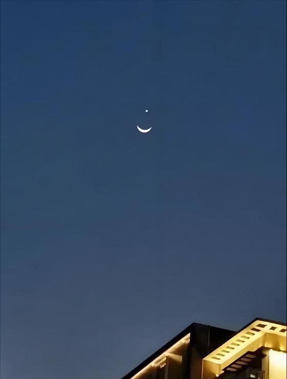 今天晚上如果你看西面天空，会看到长庚星和月亮特别近，俗称的金星伴月。金星主杀伐，