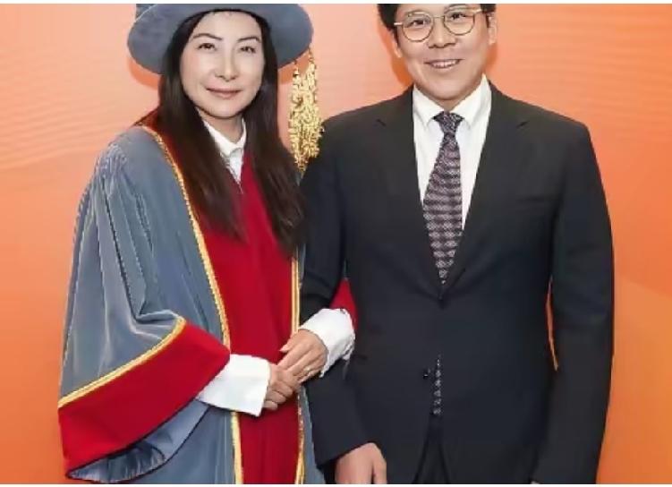 曾经“跳水女皇”郭晶晶在10月8日被香港岭南大学授予荣誉院士，老公霍启刚发为祝贺