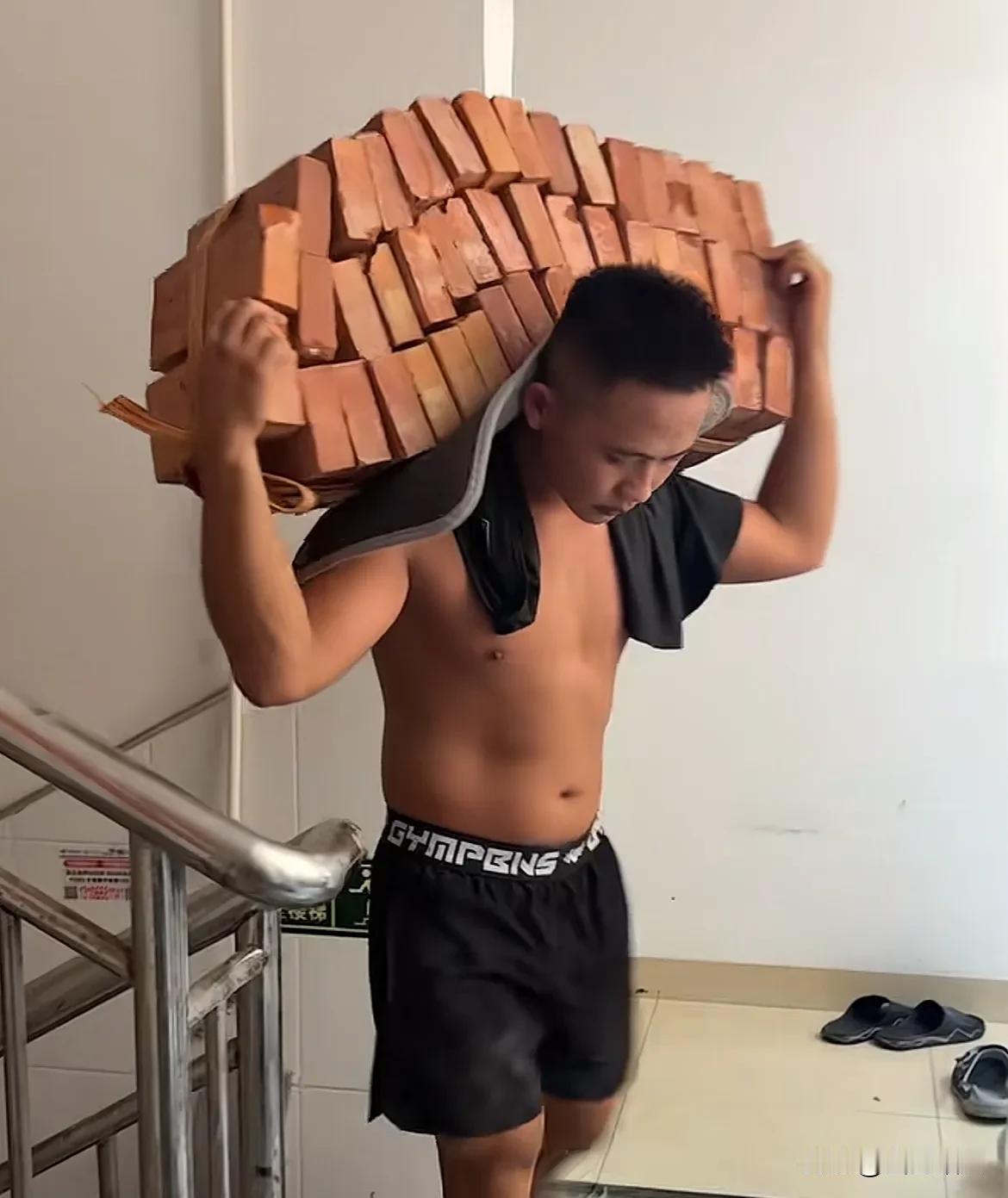 拖鞋战神”阿兴也顶不住了，深圳扛楼一直到凌晨两点，才赚了1000多块，已坚持12