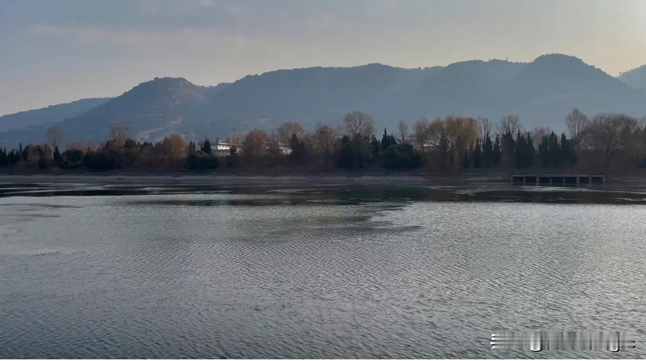 【辞旧迎新】水墨远山又一年

满眼水墨送流年，几行客雁问春天。
梅雪相映情未了，