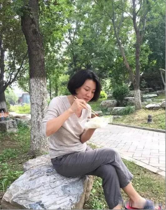 这一位女演员最接地气了，端着一份盒饭坐在石头上就吃起来，毫无偶像的包袱，她是谁，