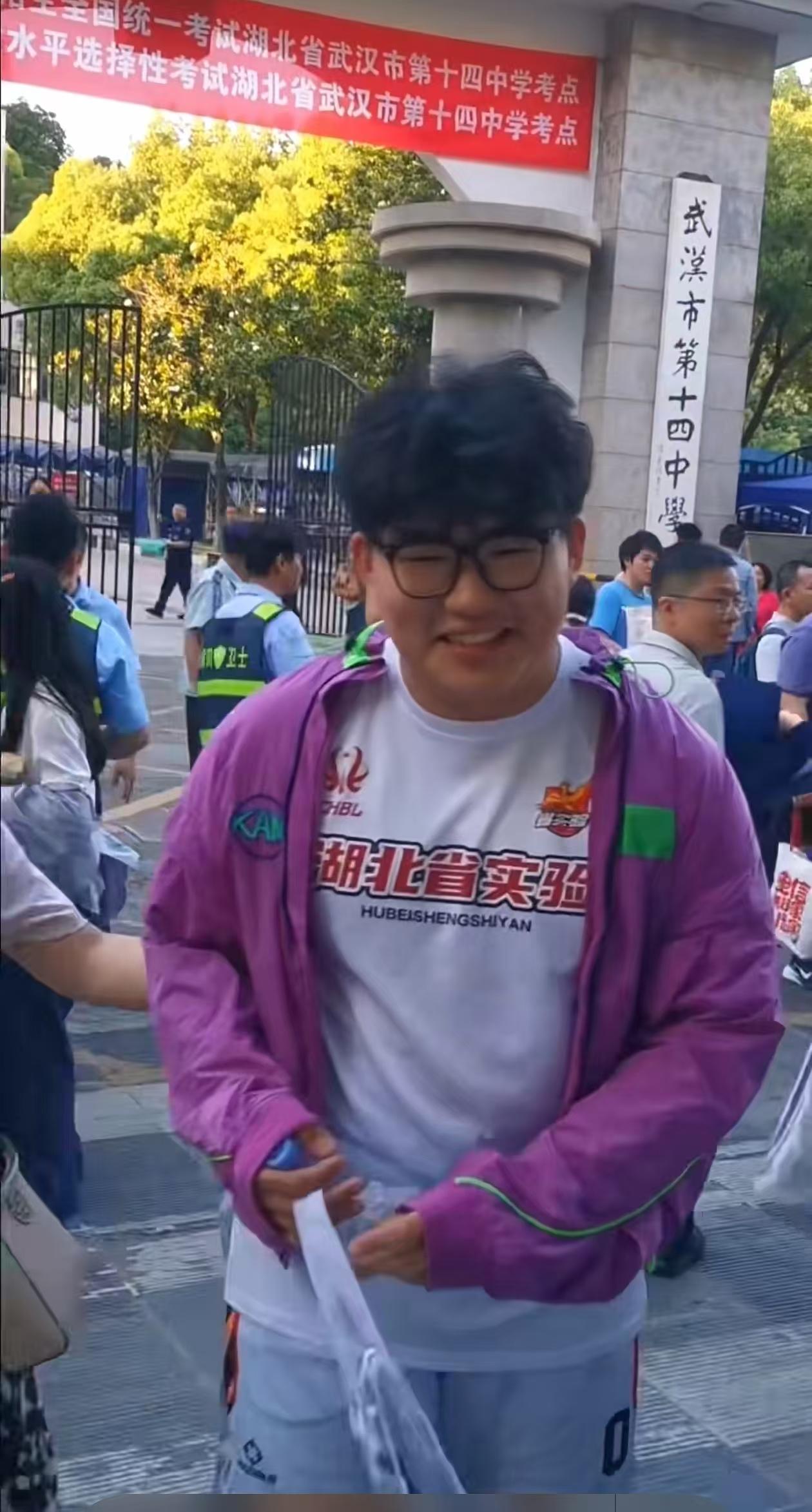 高考后怎么带孩子放松侄子今天考完了，笑起来真好看。