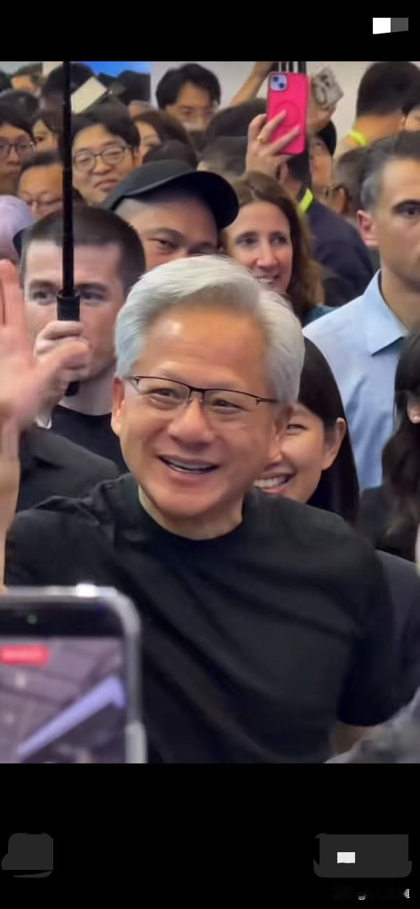 黄仁勋台湾，每到一处都受到人们的热烈欢迎！拍照，握手，合影！大家都很高兴有幸遇到