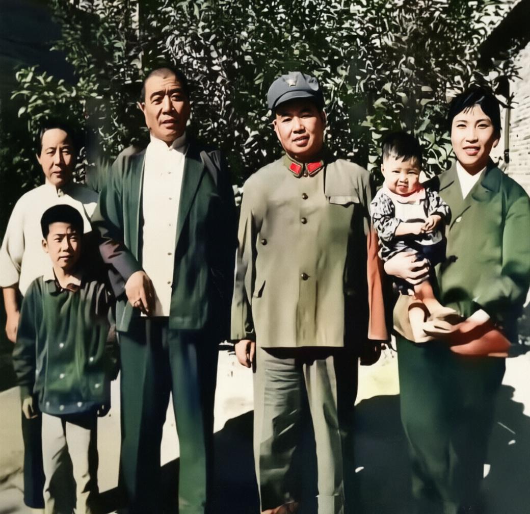 这张拍摄于1977年9月的照片，定格了两位时代风云人物的交集。


画面中，许世
