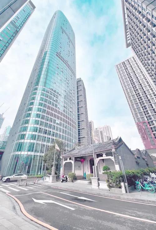 上海有园林，深圳有宗祠，面对上海，深圳应展现出自己的文化自信。
到上海游玩，当地