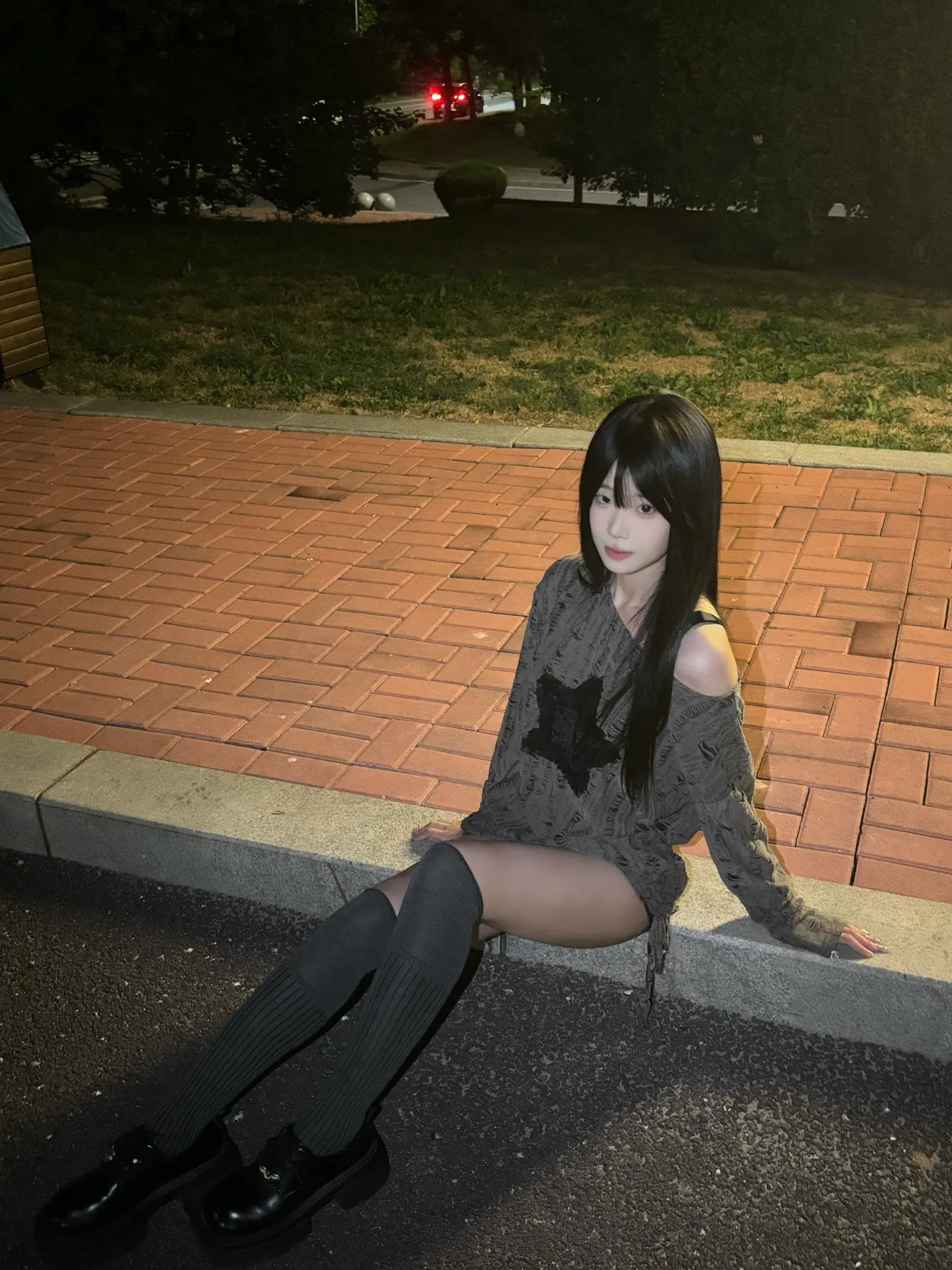 那些零散破碎的情绪 我再也没有捡起来 更多时候 我只是看着远处发呆