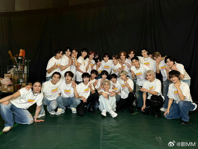 NCT最后25人完整体合照NCT最后25人完整体合照，谁能想到呢！NCT最后完整