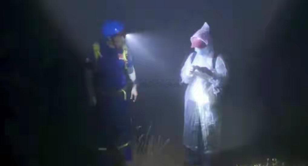 女子爬北京野山被困，15人7小时救她下山！蓝天救援队提示：“夺命路线”竟被包装成