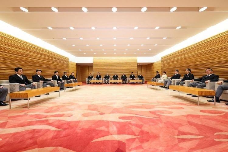 都已经2026年了，你能想象一国首脑像看街头魔术一样，围着电脑看AI写了个基础小