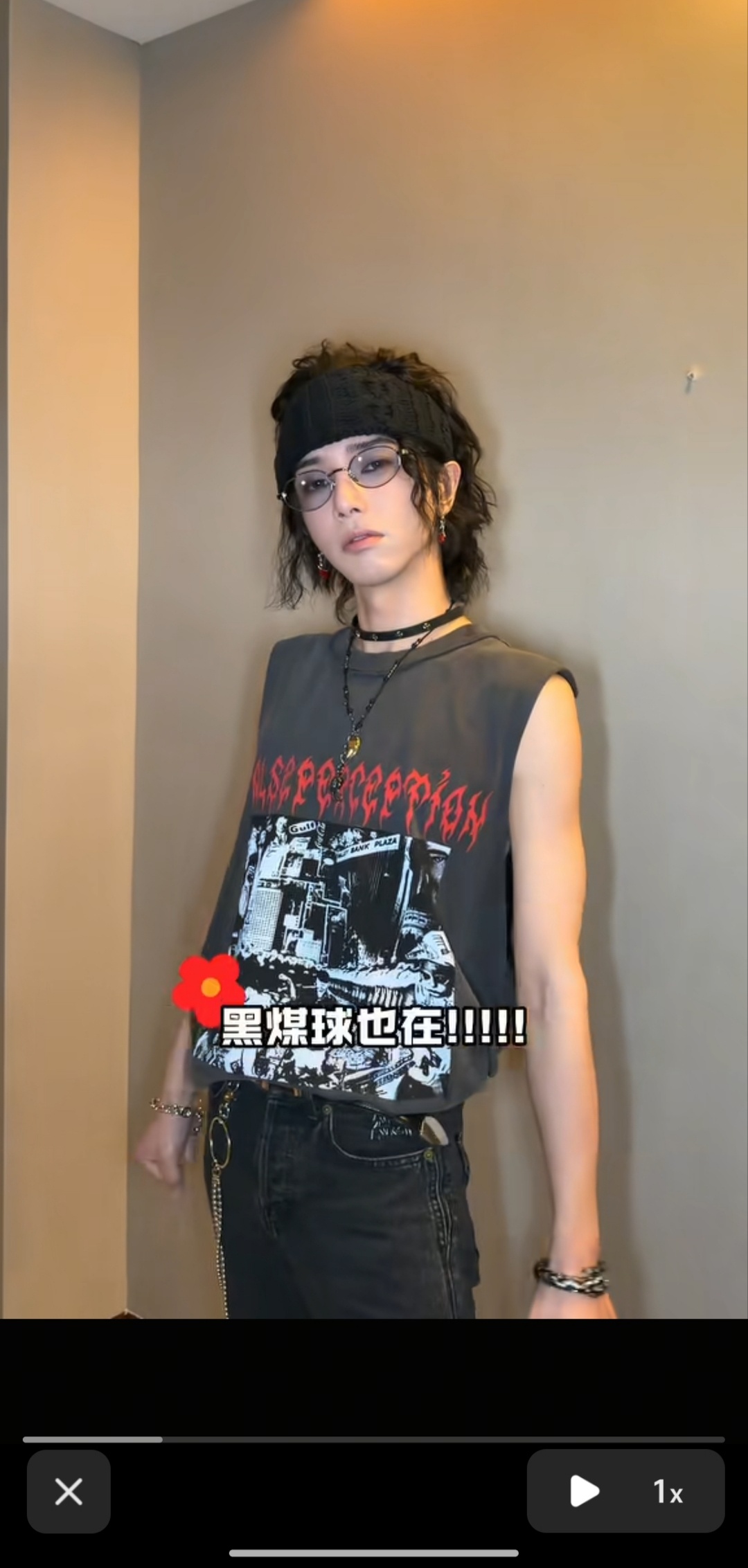 华晨宇[超话]😚怎么有这么可爱的男人  物料要调整好发型 调整好发带再拍 这傲