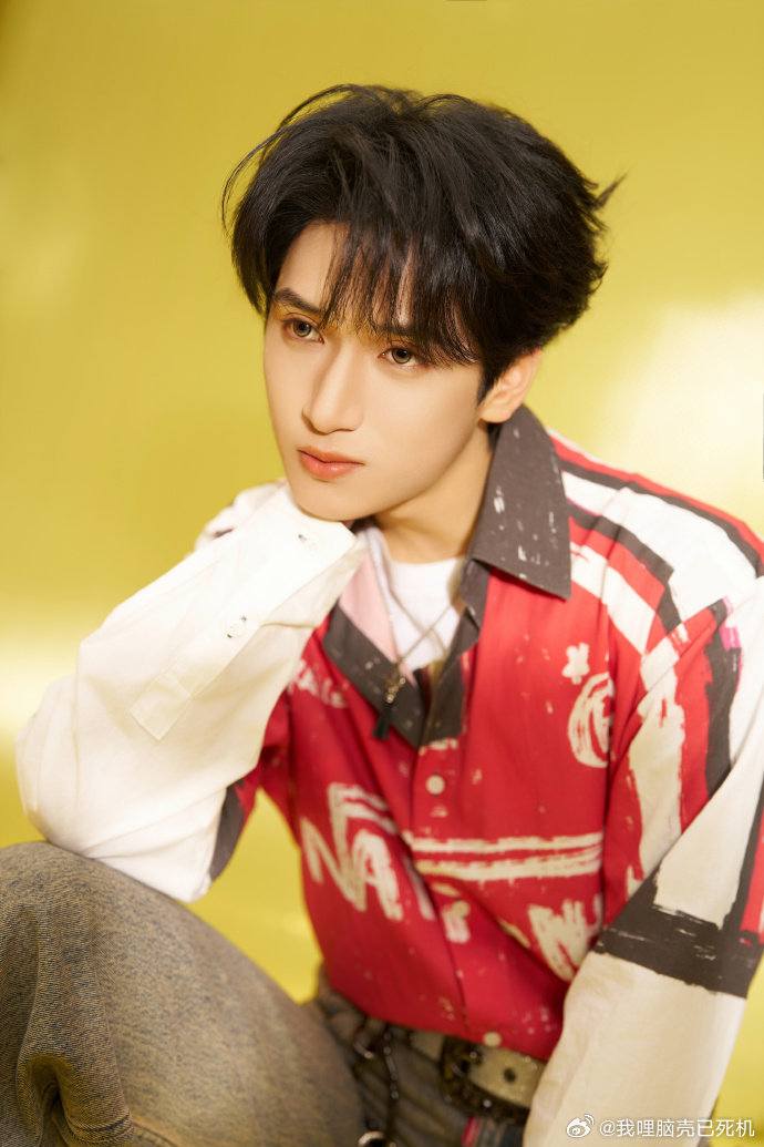 严浩翔好六夜下班照严浩翔我下班啦六宫格  严浩翔我下班啦六宫格，谁懂今晚好六夜下