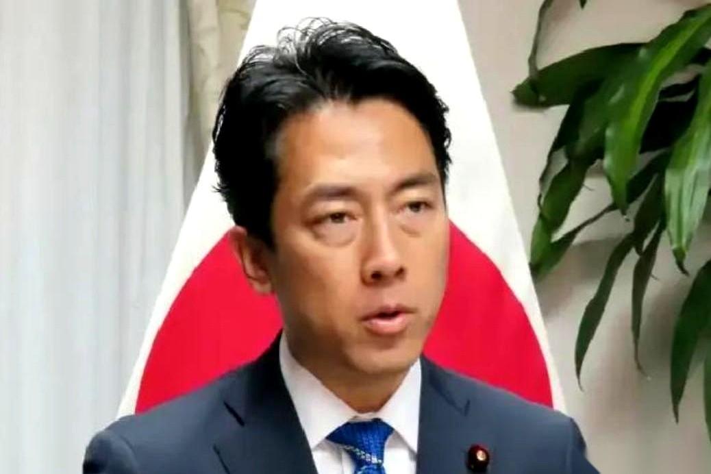 11月28日的韩国首尔，一场发布会现场快门声响成一片。台上，日本防卫大臣突然拔高