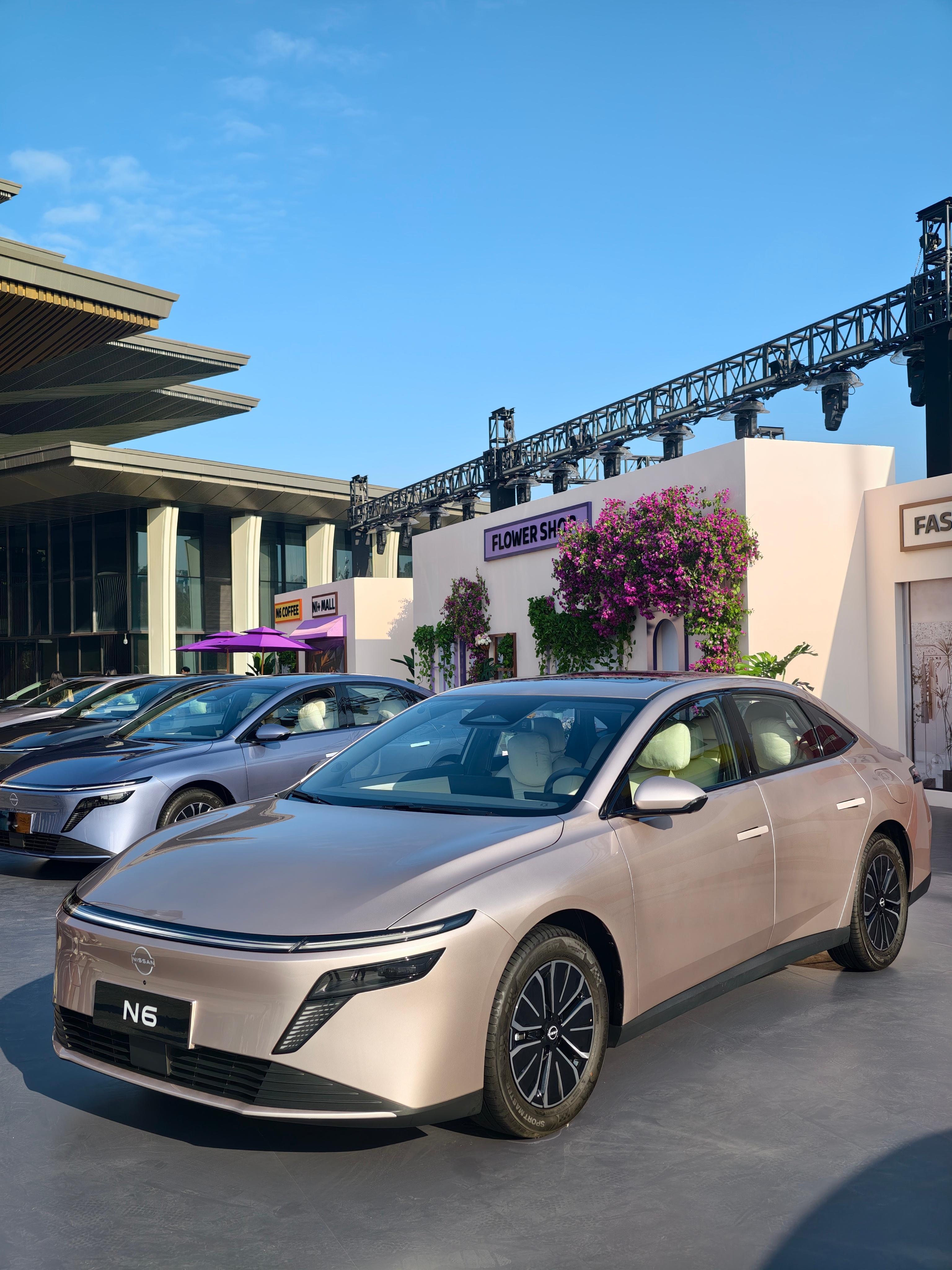 今晚来拍东风日产N6，沙发厂卷起来也是真拼买沙发送车真不是盖的，座椅是真舒服我还