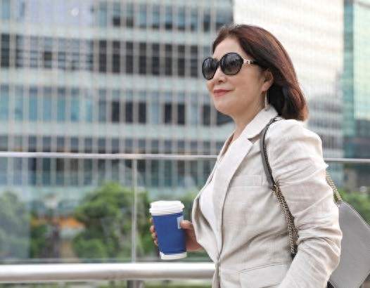 女人老没老，看下半身就知道！藏不住的衰老真相，骗不了人