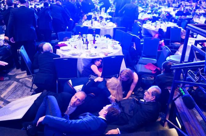 CNN主持人沃尔夫·布利策称，枪击发生时，他正位于地下室上方楼梯顶端的男洗手间附