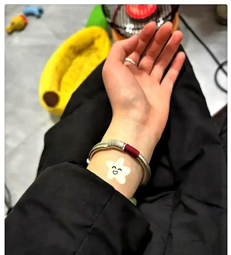 68克银镯子敢卖1900，金价都没它飘。
 
可年轻人还是排队刷卡，为啥？
 