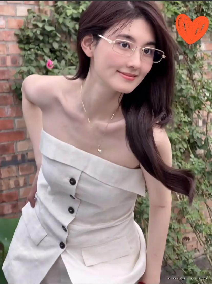 果然不出我所料
韩沛颖想要二次火几乎不可能了
因为她在直播中暴露了自己性格上的短