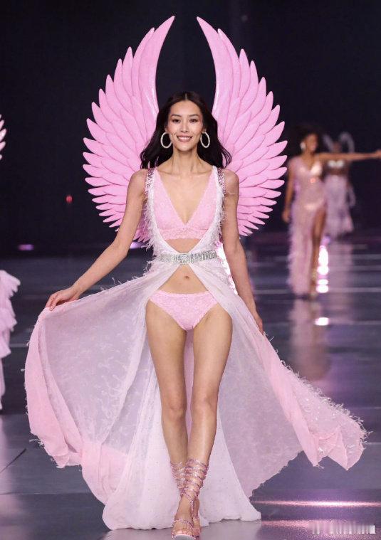 #刘雯粉色look#刘雯一套浪漫的粉色Look亮相2024维密大秀，身背梦幻粉色
