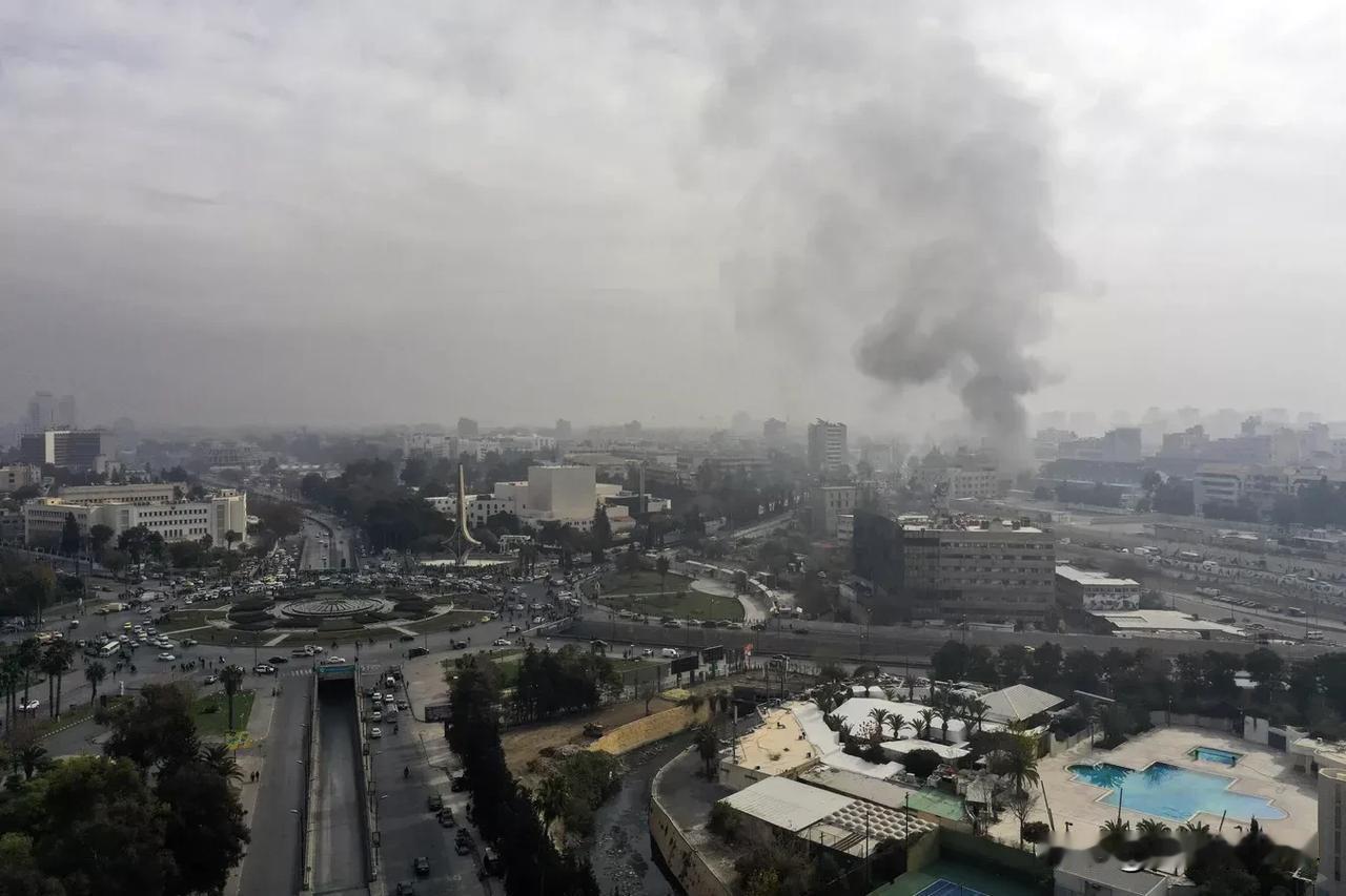 叙利亚首都郊区遭袭...造成至少17人死亡
大马士革时间12月29日，阿拉伯天空
