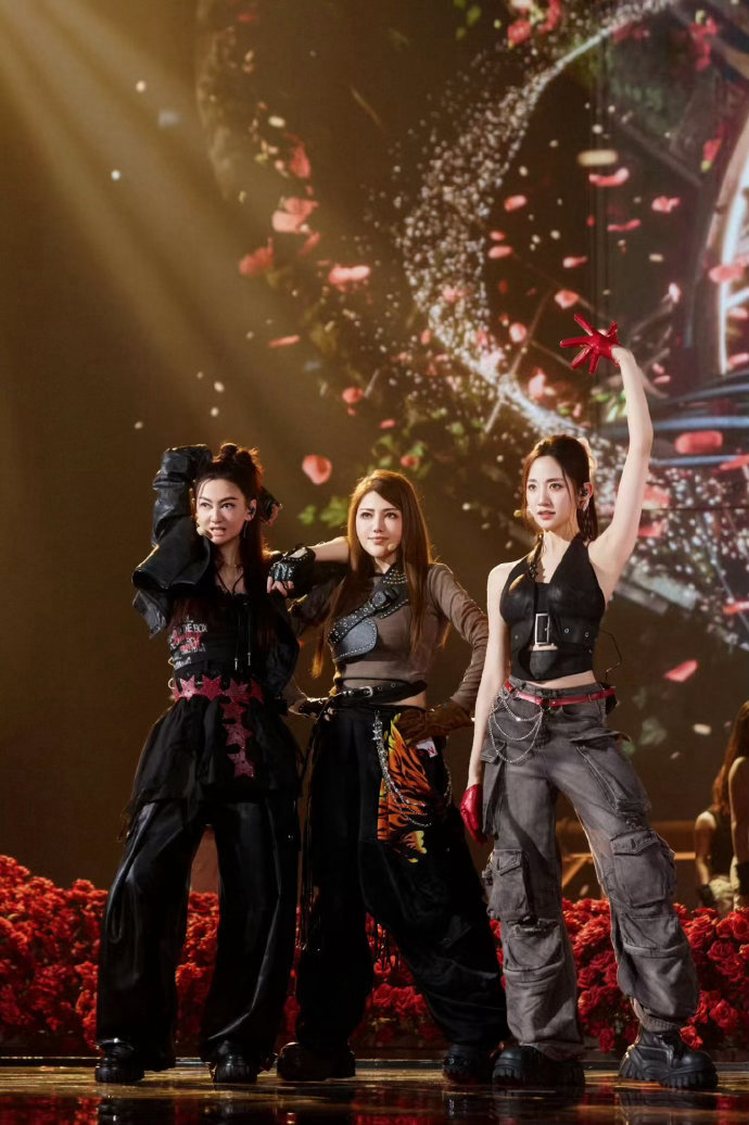 浪姐全平台第一的前四都没进浪姐实力不重要娱乐至上其实《乘风》都已经走到第七季了，