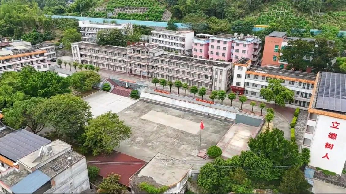 梅州这所中学宿舍没有空调，学生每天奔波，会影响学业吗？

各位乡亲，今天不聊梅州