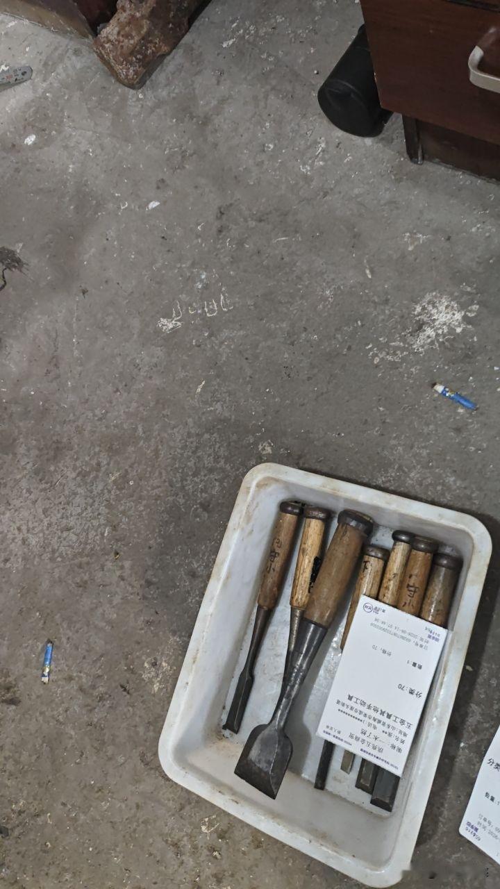 原来差别这么大！！昨天买了几个二手的木工凿子。小日子的！！好多人在买！！一个木工