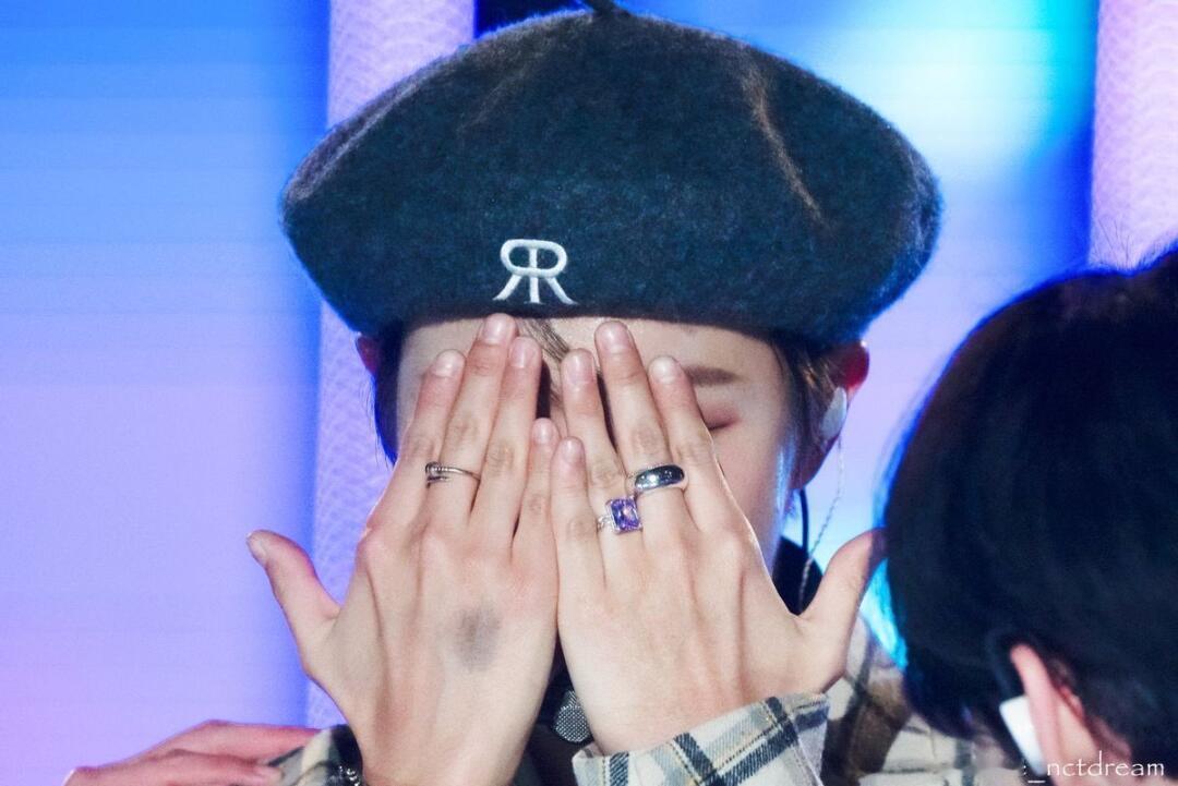 黄仁俊[超话]   hrj  黄仁俊  🤲🏻🥺 