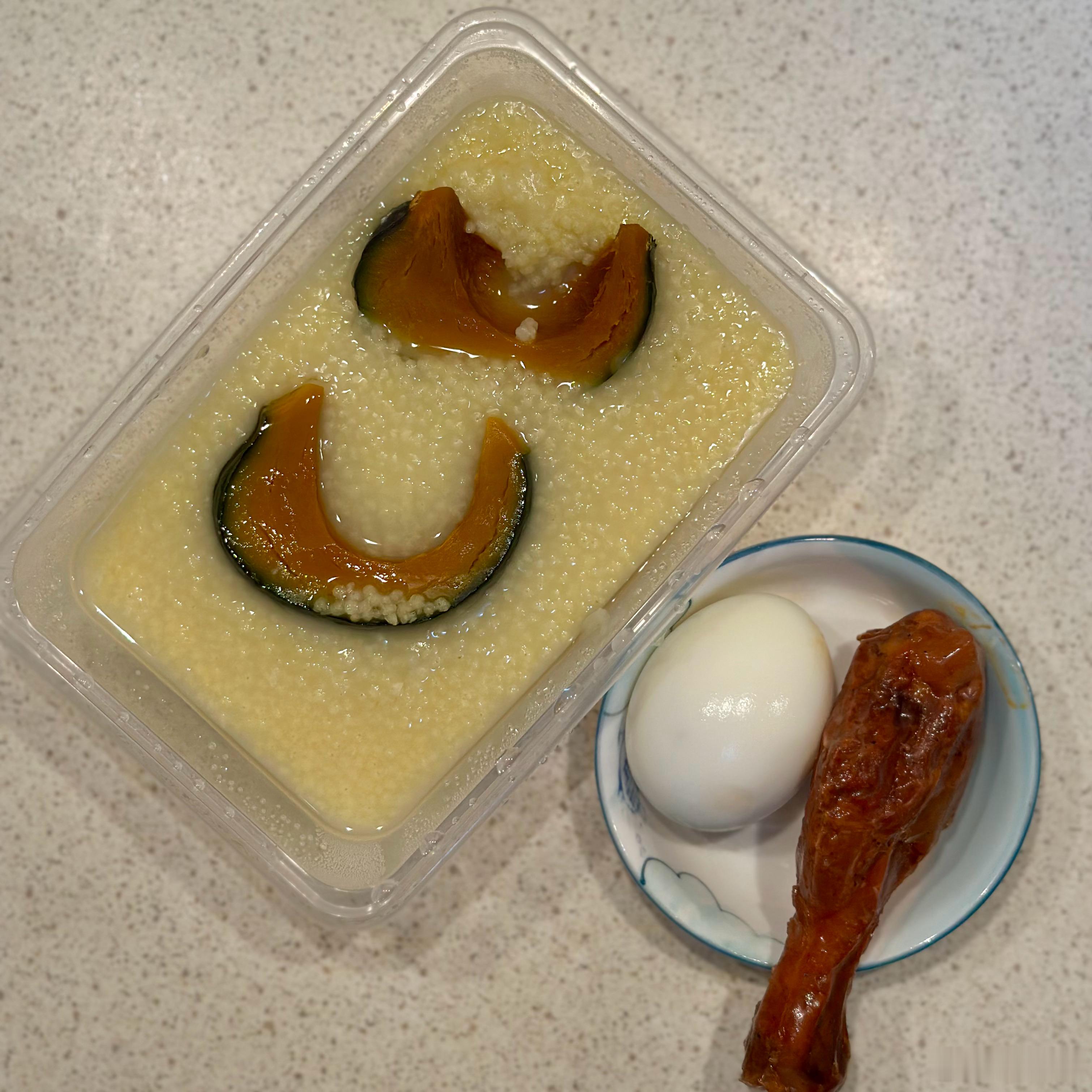今天中午又回家吃饭，小米粥，蒸南瓜，鸡蛋，买的去皮烤鸡腿。管饱又轻盈。 ​​​