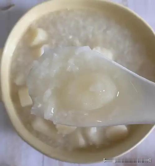 山药粥：把100克山药切成块，与100克大米一起煮粥，大米熟时加入山药，煮至熟烂