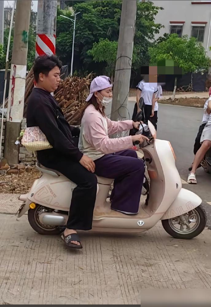 全红婵不是被全网供奉的“跳水神童”，她是无数人眼中必须0失误的精密零件。
当这