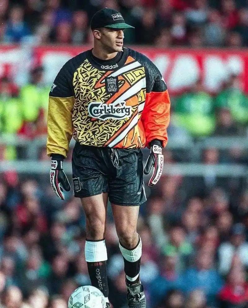 足球门将为什么不能穿和队友一样的颜色？违规会怎样？
 
足球场上有个不成文的规矩