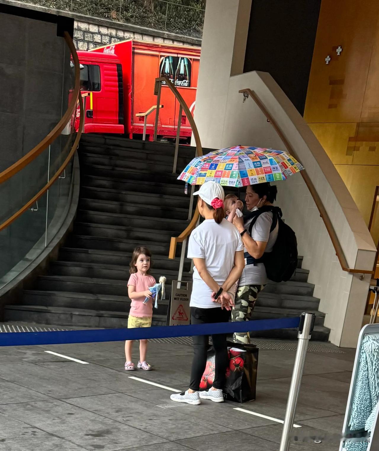 老外为什么喜欢赖在香港🇭🇰工作和生活？
原因之一是：有超级便宜但是强大的菲佣