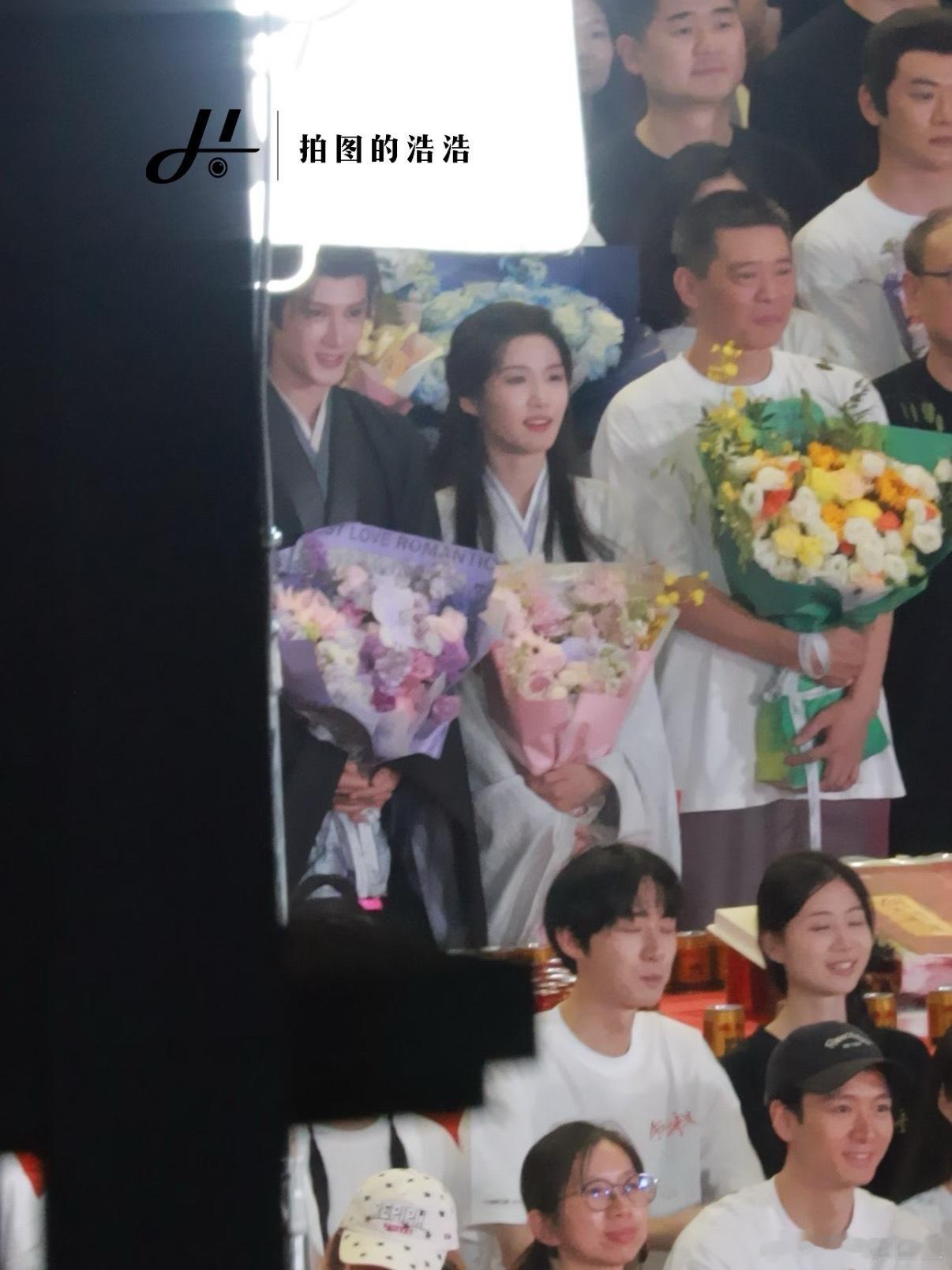 期待播出！檀健次卢昱晓杀青合影檀健次卢昱晓何不同舟渡杀青路透