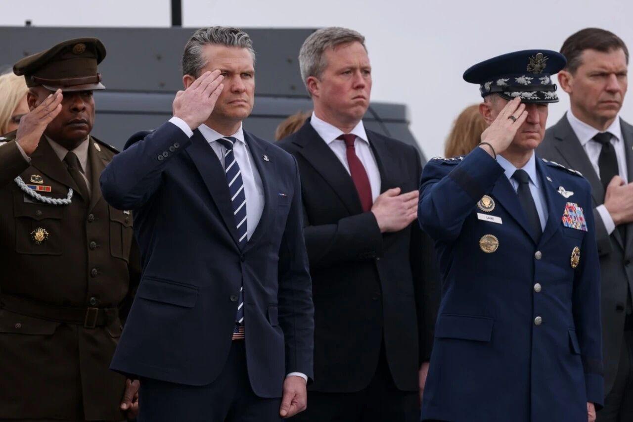 赫格塞思与陆军部长丹·德里斯科尔之间持续数月的矛盾近日公开化，正值美军在全球面临