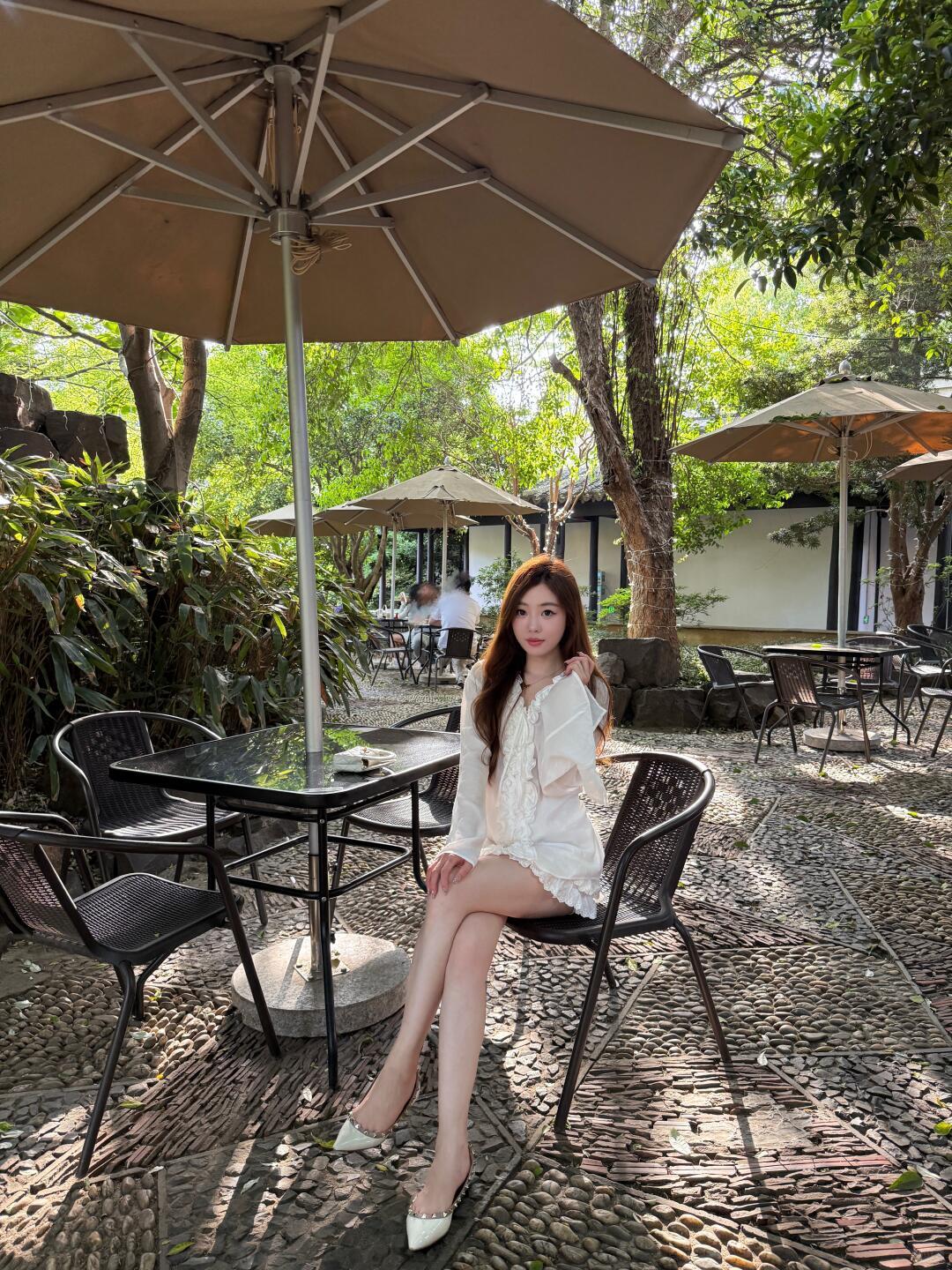 这套穿出去和小姐妹逛街超合适，谁穿谁是氛围感美女呀，它的领口和裙摆都有超可爱的木