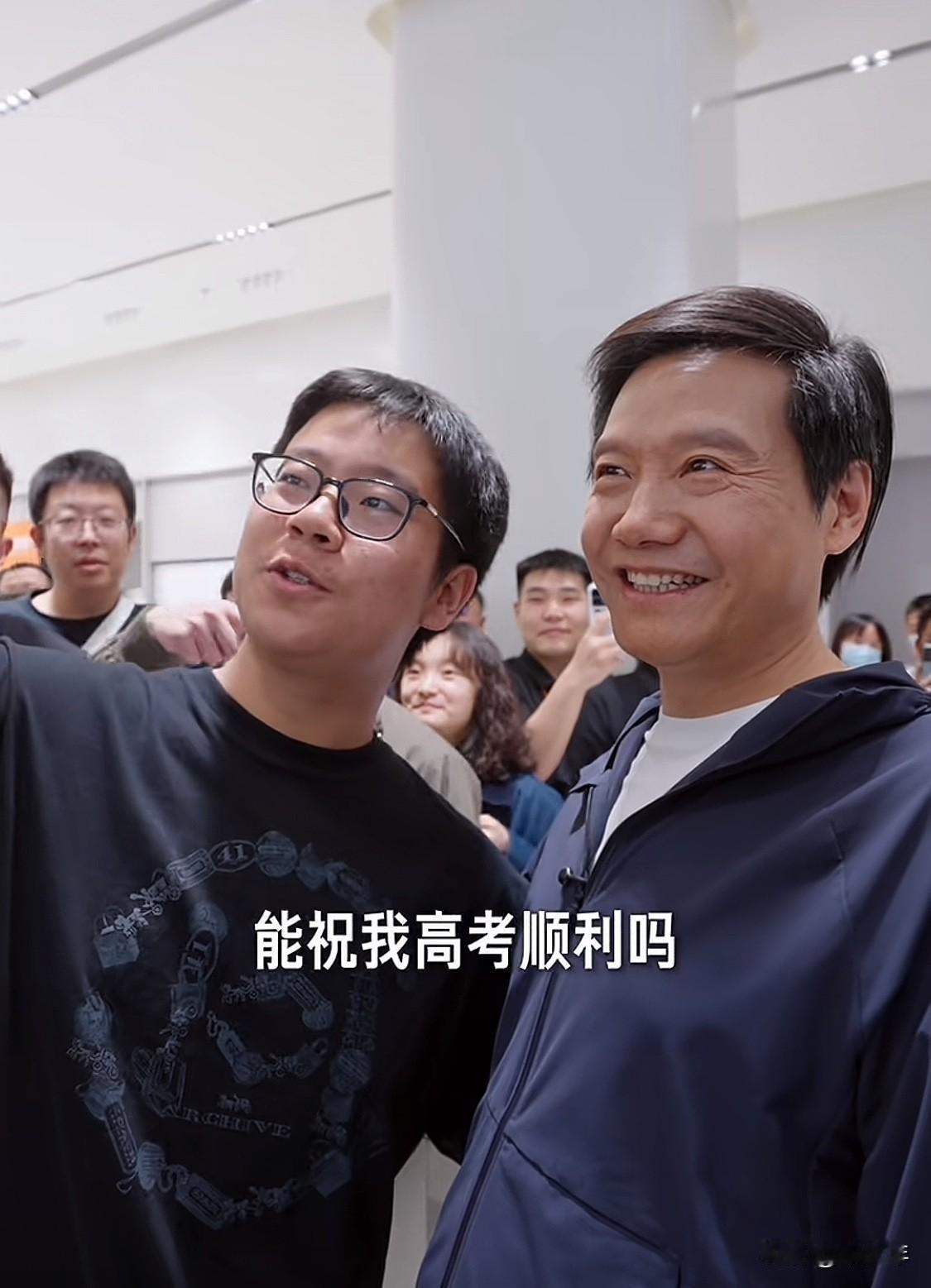 雷军真的好亲民啊！五一假期第一天，雷军来到北京南城最大的商业广场的小米4S店，与