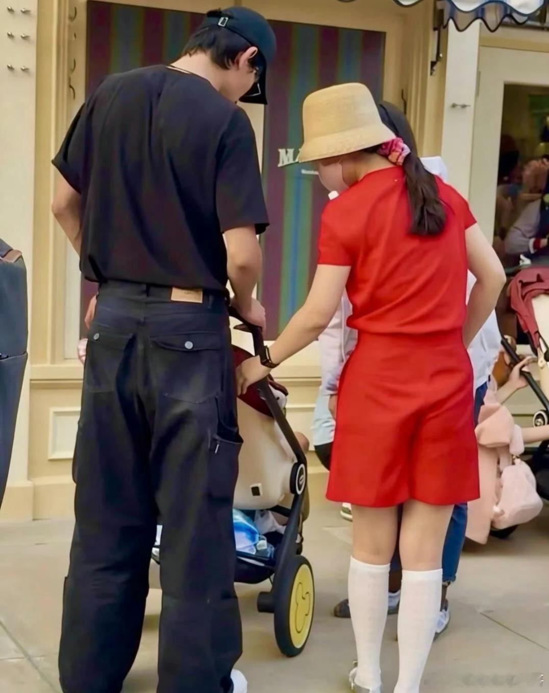吴倩张雨剑带女儿逛迪士尼藏不住了！吴倩张雨剑带女儿现身迪士尼，举止自然不避嫌，网