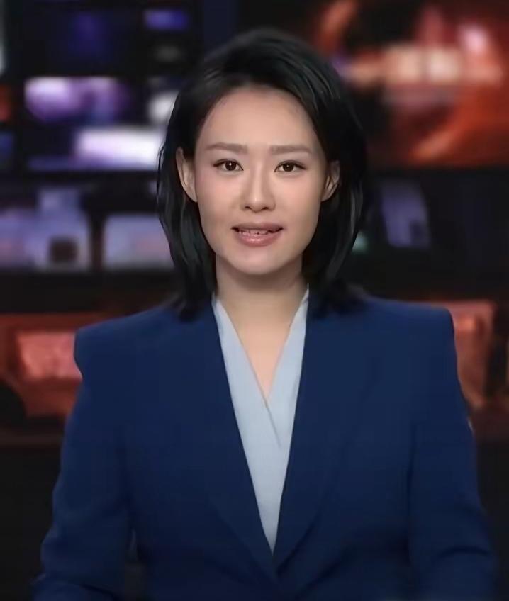 她是最年轻的90后央视中文国际频道女主持人，长相没有王音棋漂亮，气质、才华不如李